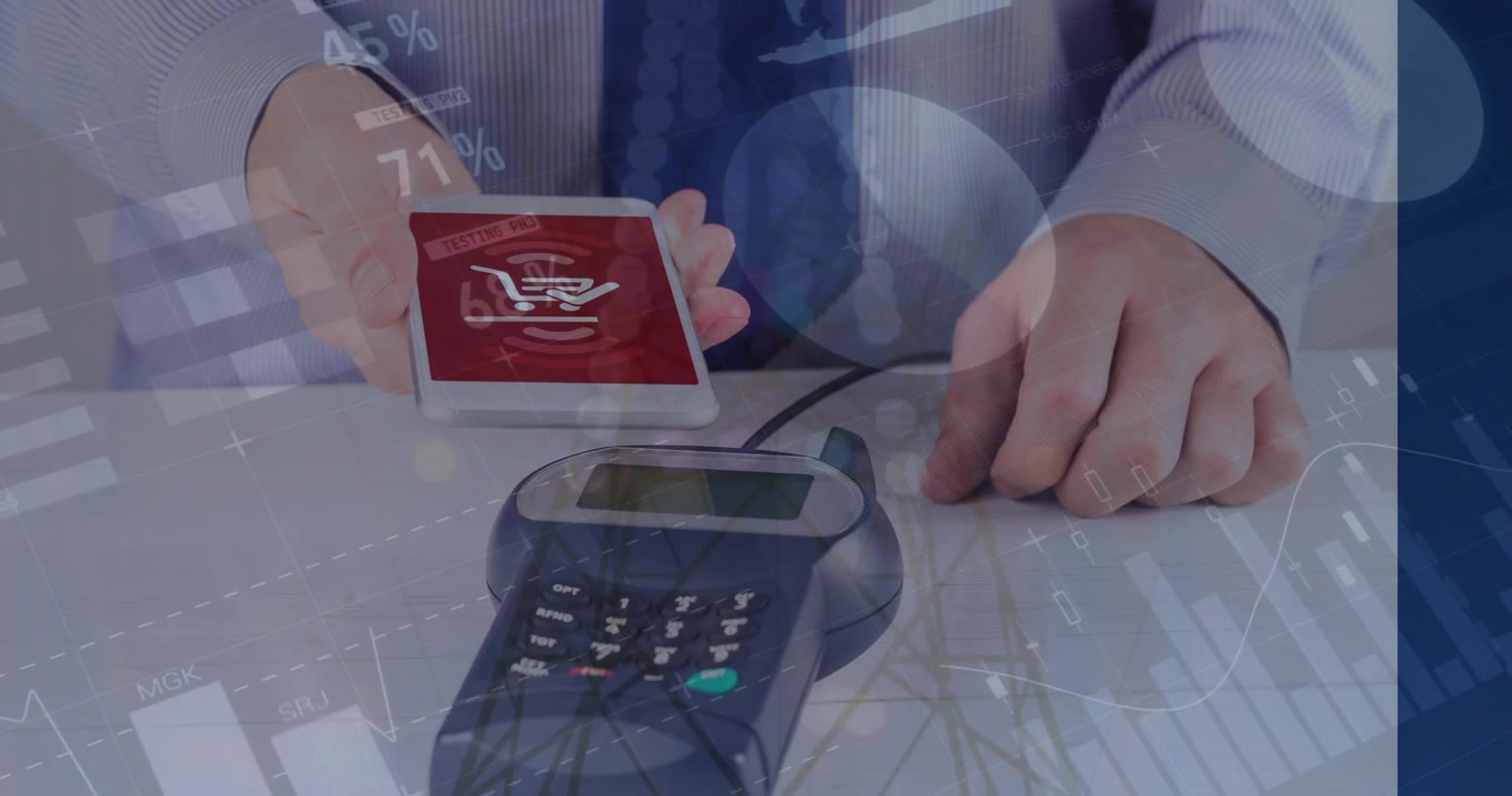 Uomo d'affari che effettua un pagamento mobile contactless con lo smartphone.