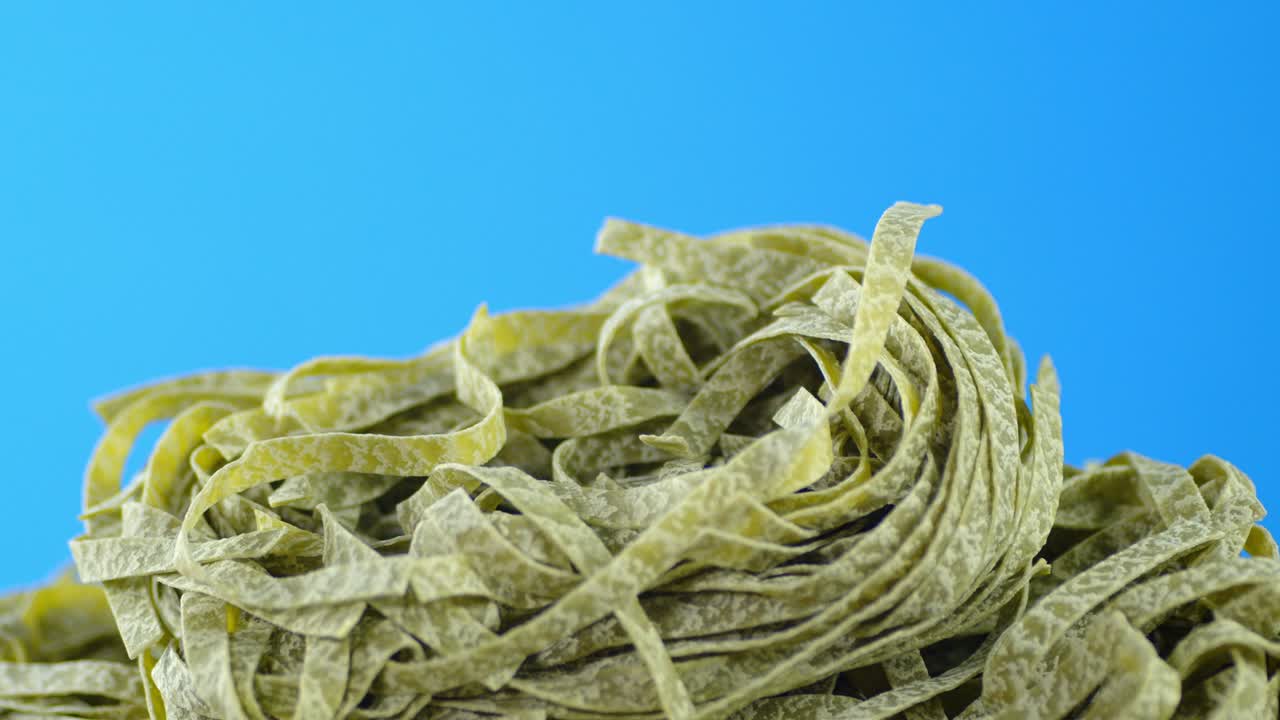 la pasta de tagliatelle con espinaca seca gira lentamente.