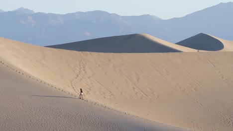 Frau-Geht-Auf-Eine-Steile-Sanddüne-Im-Death-Valley-Nationalpark-In-Kalifornien,-USA