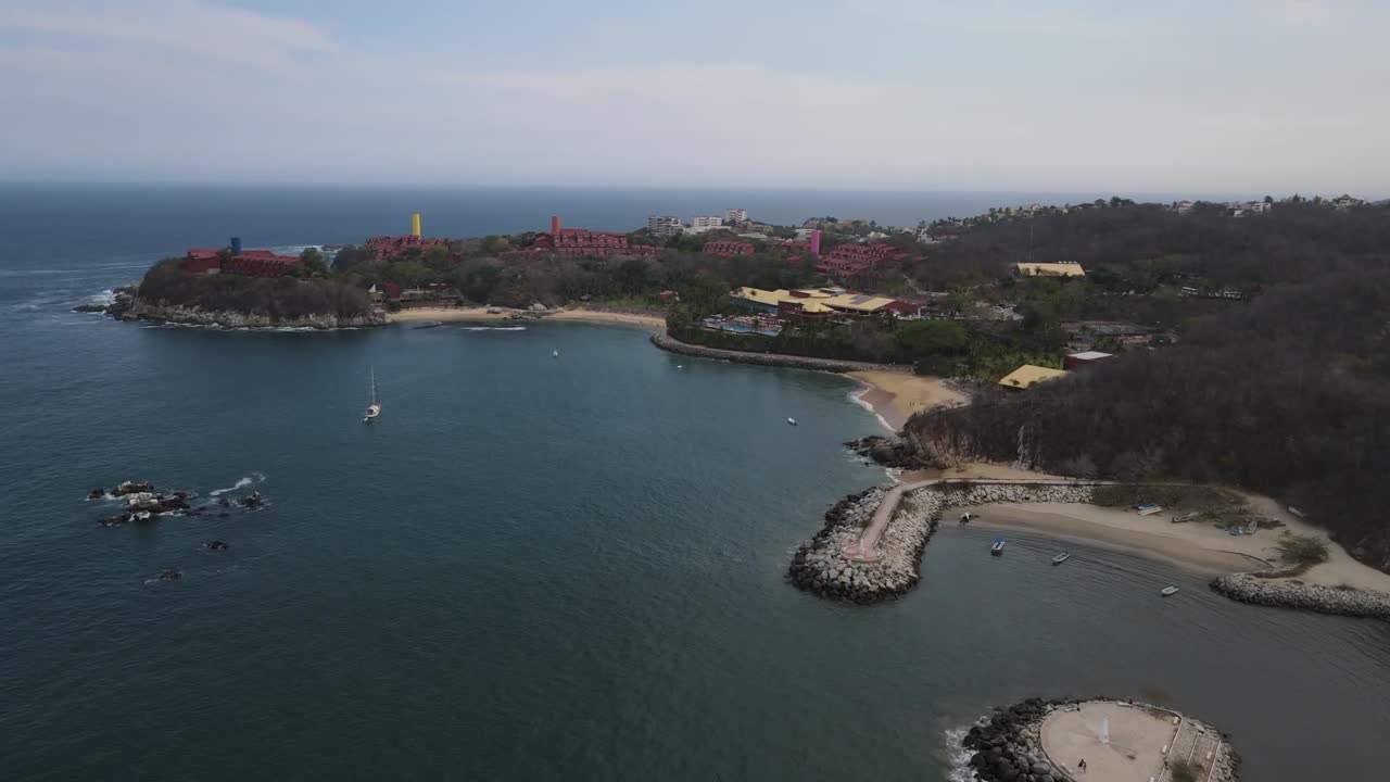 vuelo de drones sobre la playa de huatulco en un día de verano