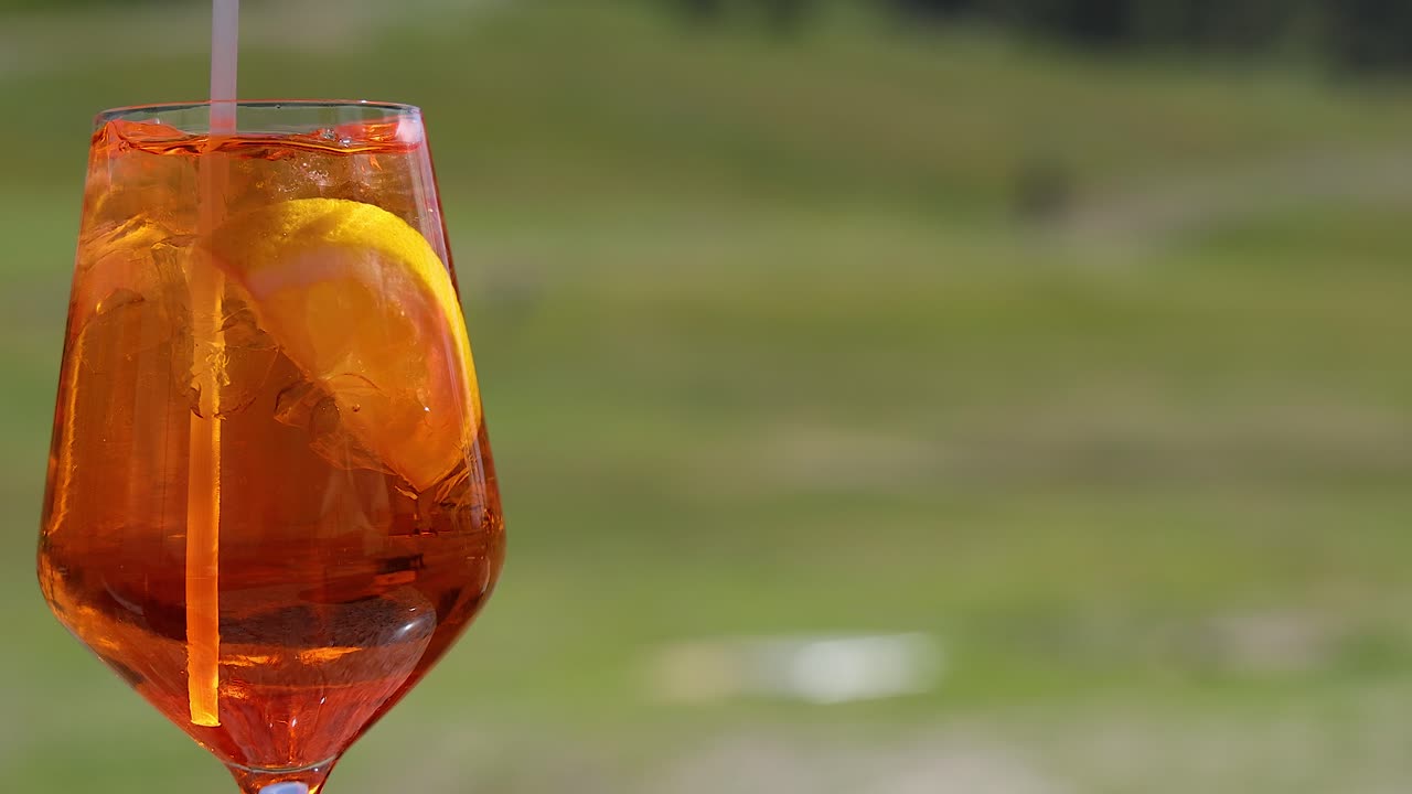Aperol Spritz mit Zitronenscheibe und Eis