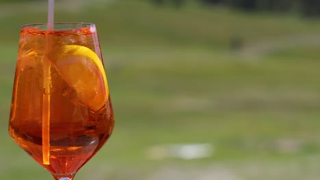 aperol spritz mit zitronenscheibe und eis