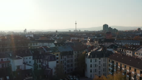 Vorwärts-Fliegende-Drohne-über-Stadtviertel.-Richtung-Hoher-Fernmeldeturm-Europaturm.-Frankfurt-Am-Main,-Deutschland