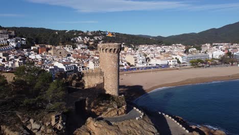 ciudad vieja en la orilla del mar en un día soleado