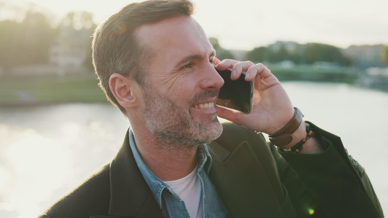 Man talking on the phone outdoors in a city