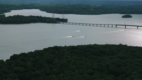 Watercraft-Ove-Serene-Water-Crossing-Bridge-At-Percy-Priest-Lake-In-Long-Hunter-State-Park,-Tennessee,-USA