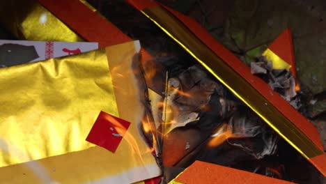quema secuencial de papel de joss al aire libre