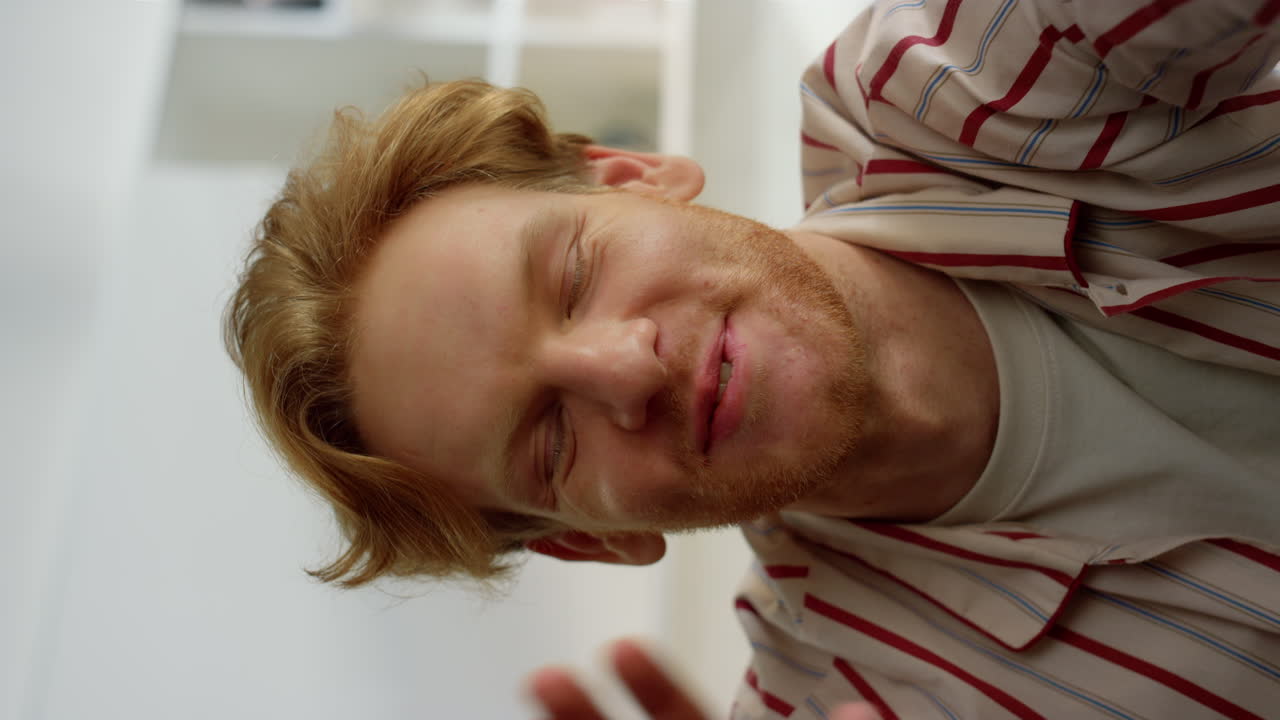 парень с веб-камерой размахивает камерой, разговаривая с другом вблизи.