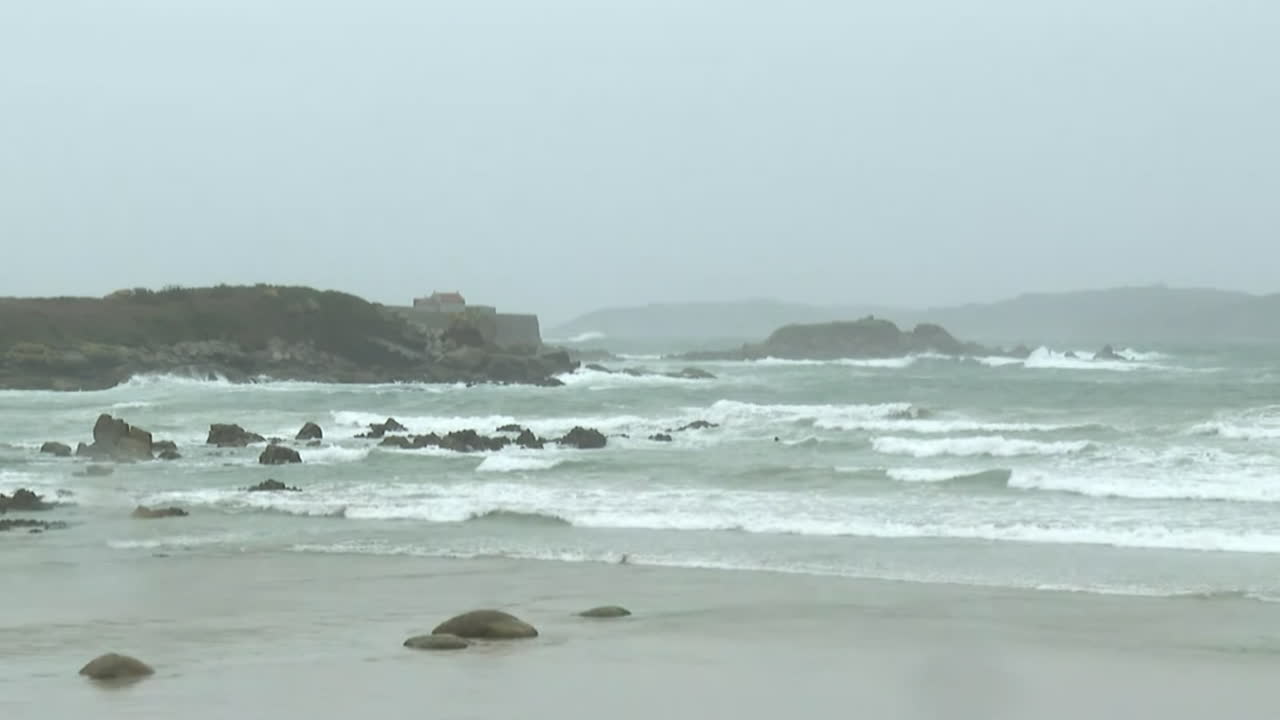폭풍우가 불어오는 해변 장면