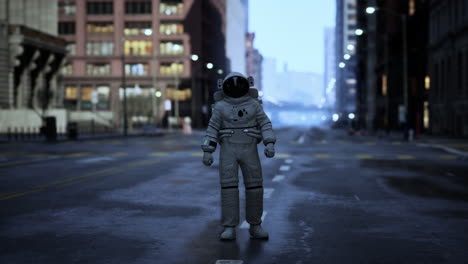 astronauta en una ciudad por la noche