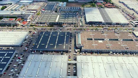 Imágenes-Aéreas-De-Un-Gran-Centro-Comercial-Y-Aparcamientos-Situados-En-La-Ciudad