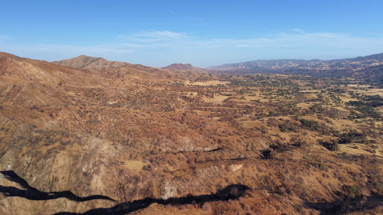 Questo filmato mostra un ambiente incontaminato e intatto. La prospettiva del drone sottolinea la vastità e l'isolamento di questa regione selvaggia e naturale.