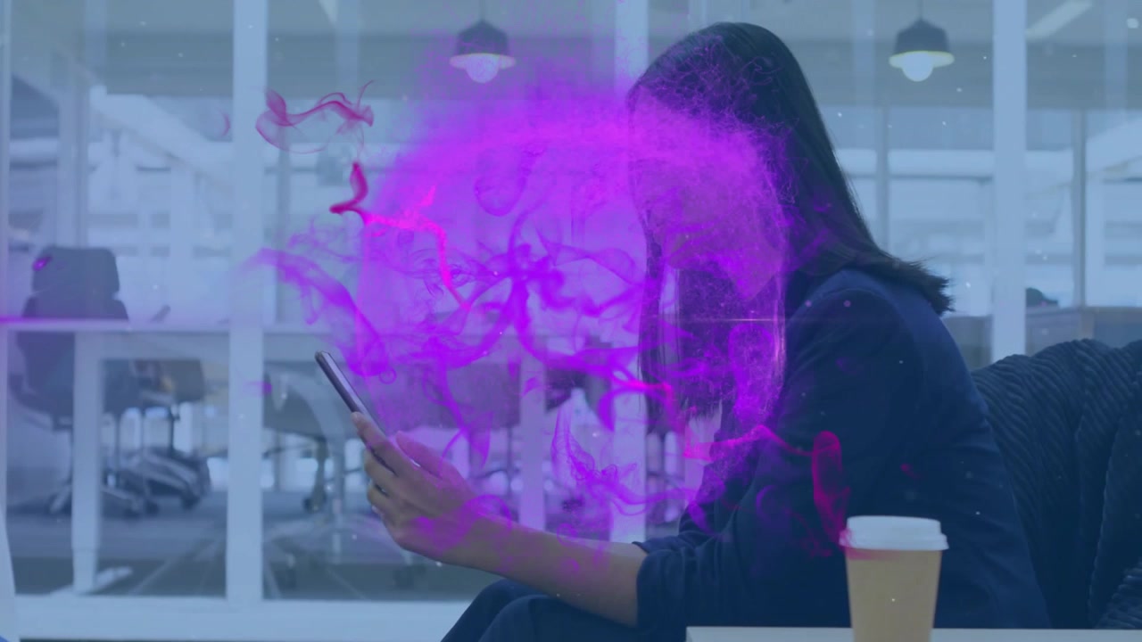 Empresaria usando una tablet con visualización de cerebro digital en una oficina moderna
