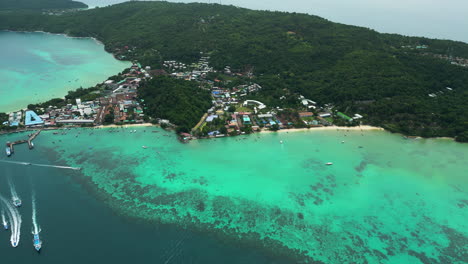 Luftaufnahme-Der-Insel-Phi-Phi-Mit-Aktuellem-Strand-Und-Türkisfarbenem-Wasser-In-Thailand