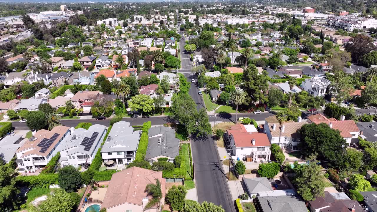 estableciendo una toma de un vecindario residencial en sherman oaks, los suburbios de los ángeles