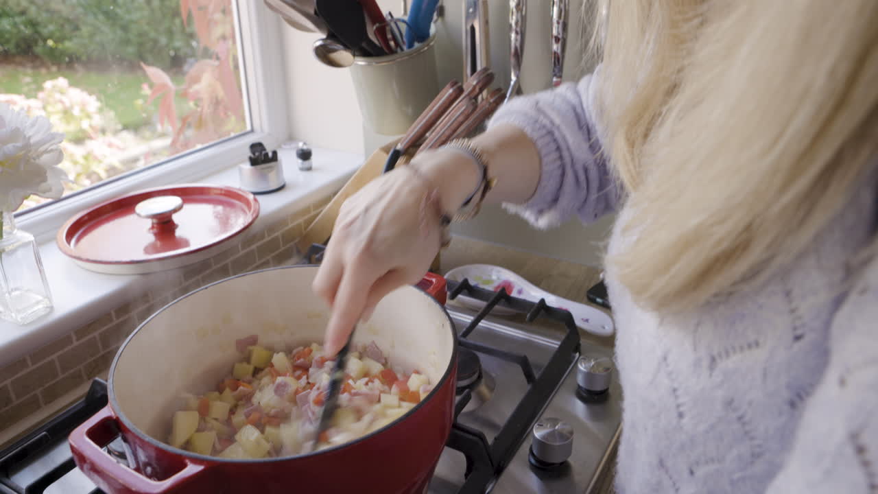 mujer cocinando en la cocina
