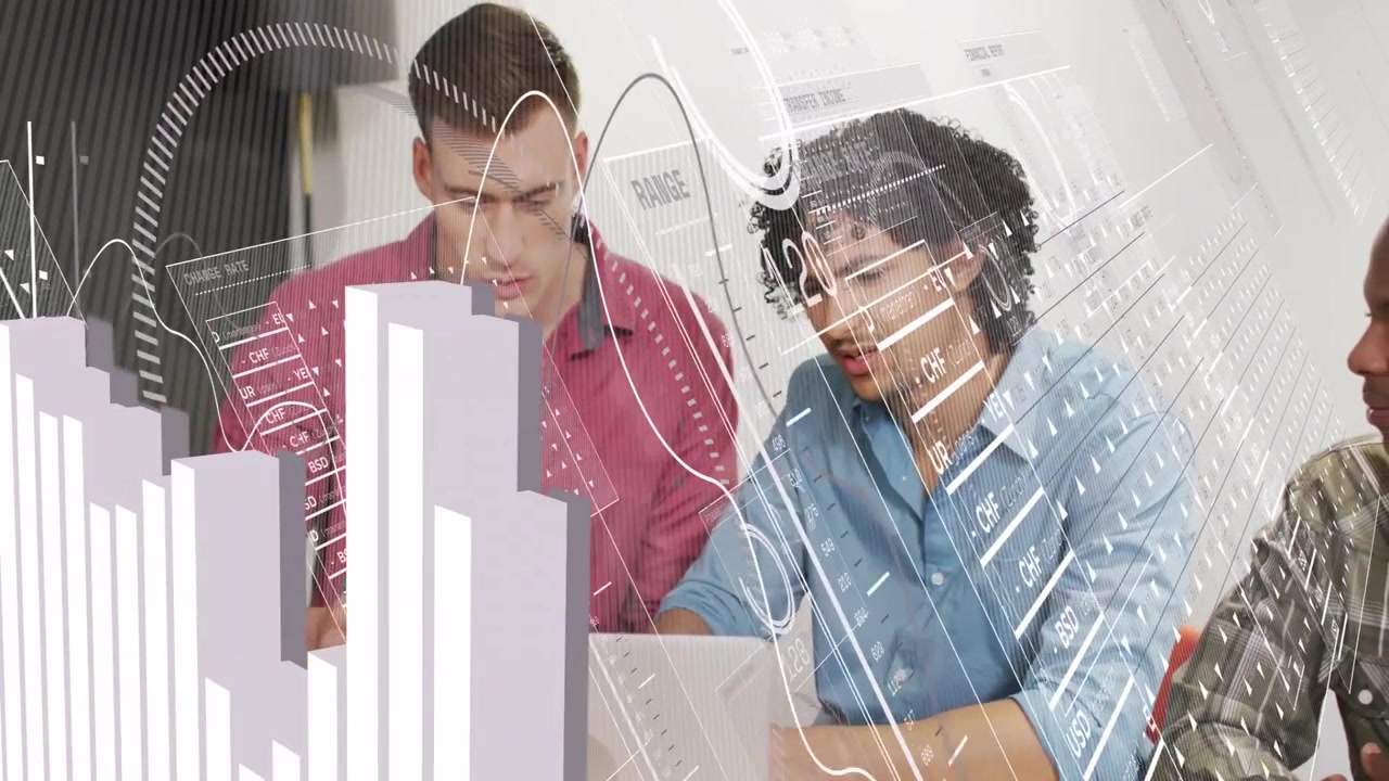Due colleghi che digitano e prendono appunti al laptop in ufficio, un terzo si unisce, animando grafici 3D e concordando.