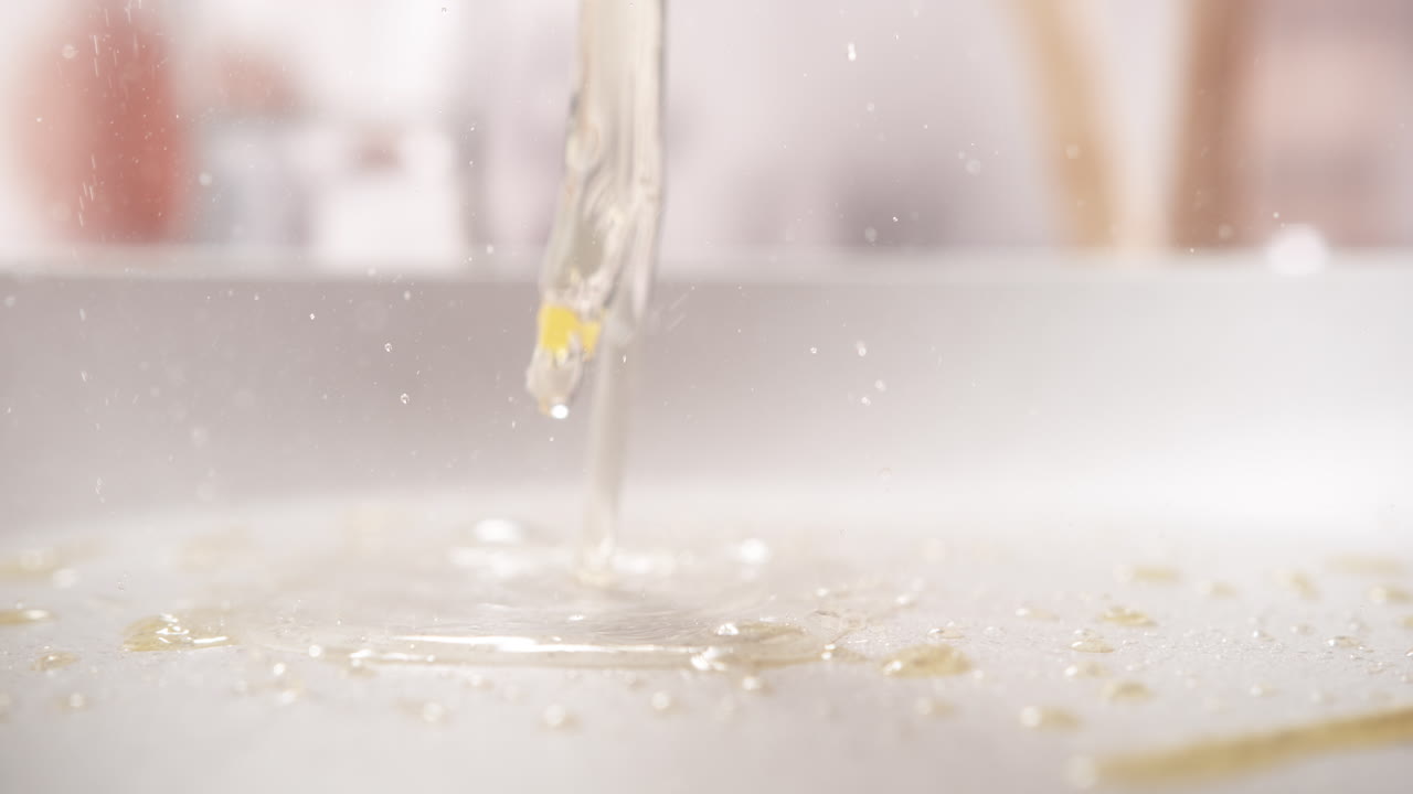 녹은 는 버터, 느린 동작 및 매크로로 인 비에 긴 계란을 요리합니다.