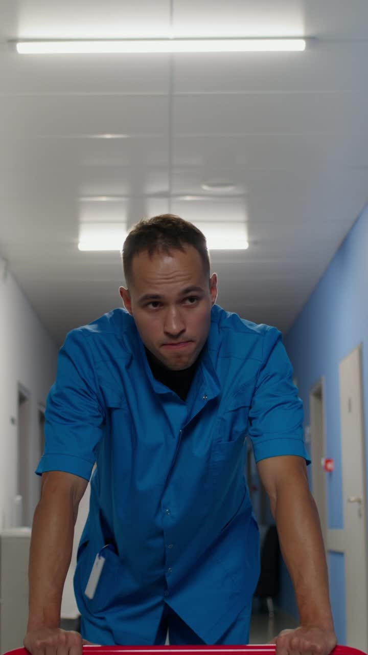 병원 복도 에서 의료용 카트 를 밀고 있는 의사