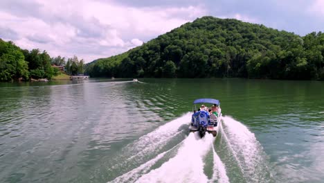 Antena-Siguiendo-El-Barco-En-El-Lago-Watauga-En-El-Este-De-Tennessee