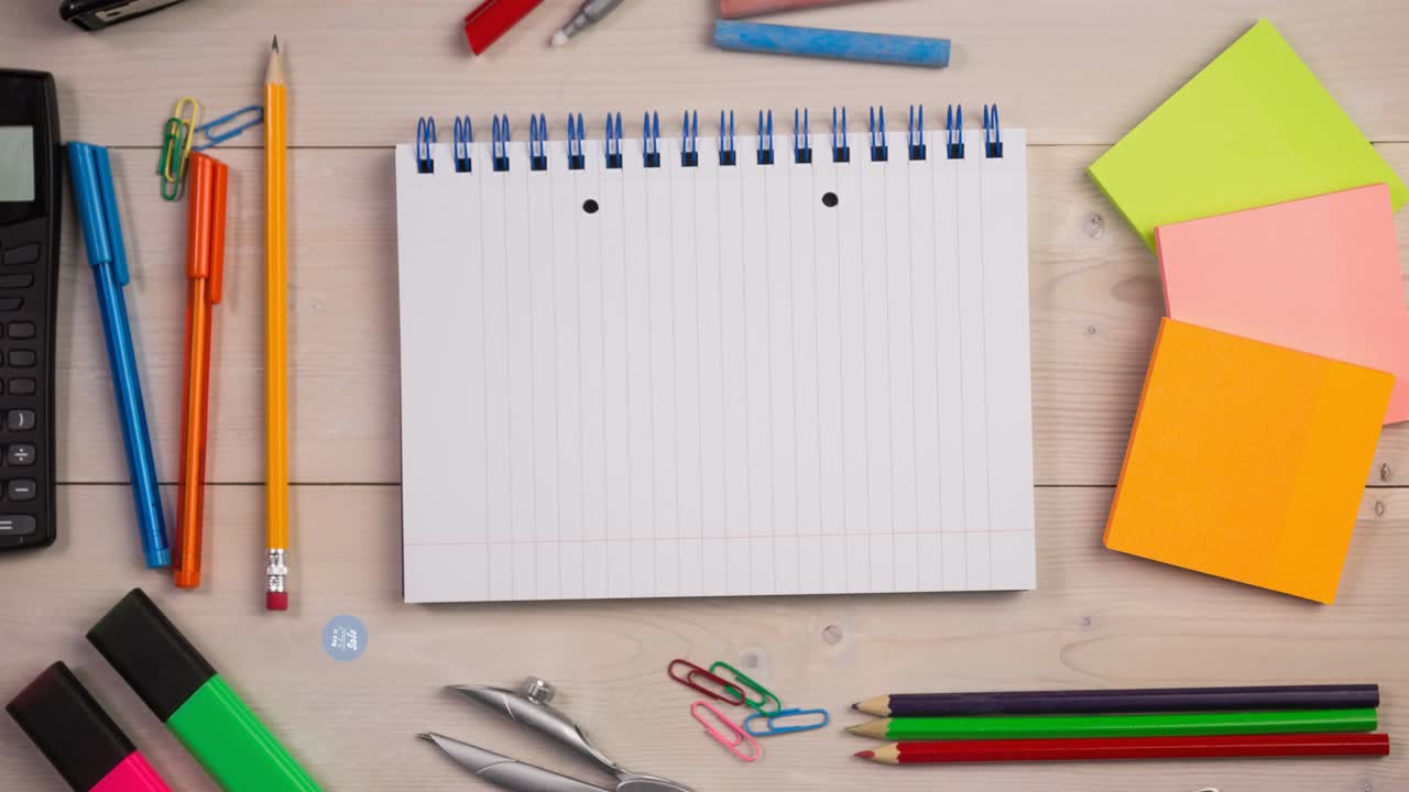 animación del texto de venta de regreso a la escuela en un círculo azul que se mueve sobre la papelería escolar en madera