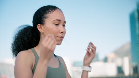 Fitness,-Denken-Und-Eine-Frau-Mit-Musik