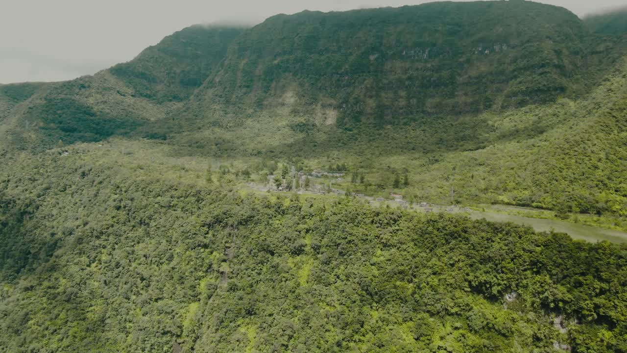 casas aéreas de 4k al borde del cañón con grandes montañas en el fondo