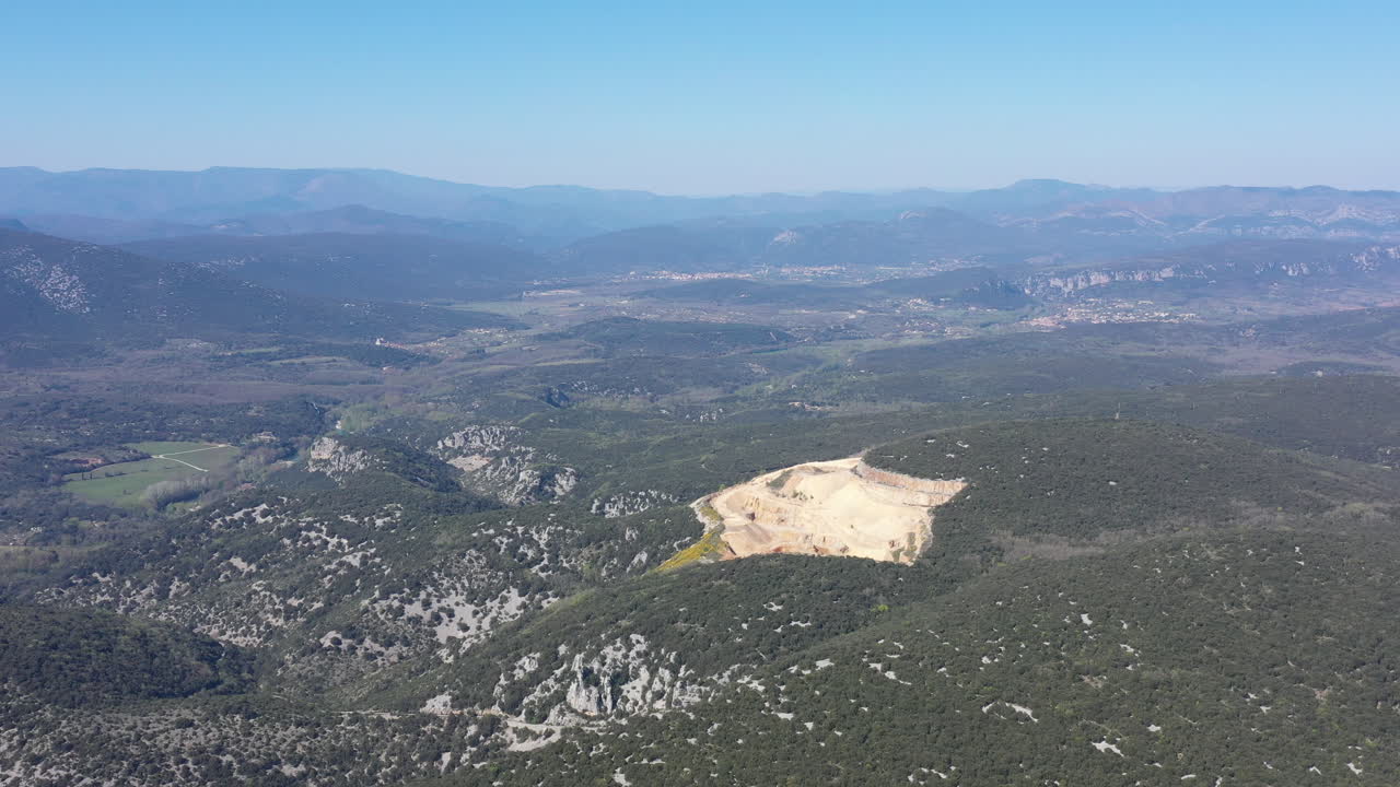 gran cantera de grava en las montañas languedoc roussillon francia aéreo soleado