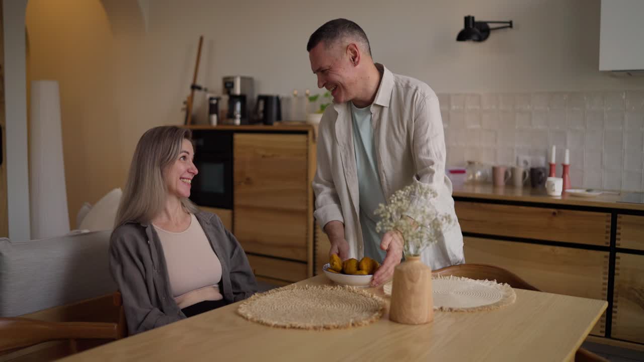 집 에서 식사 를 즐기는 부부