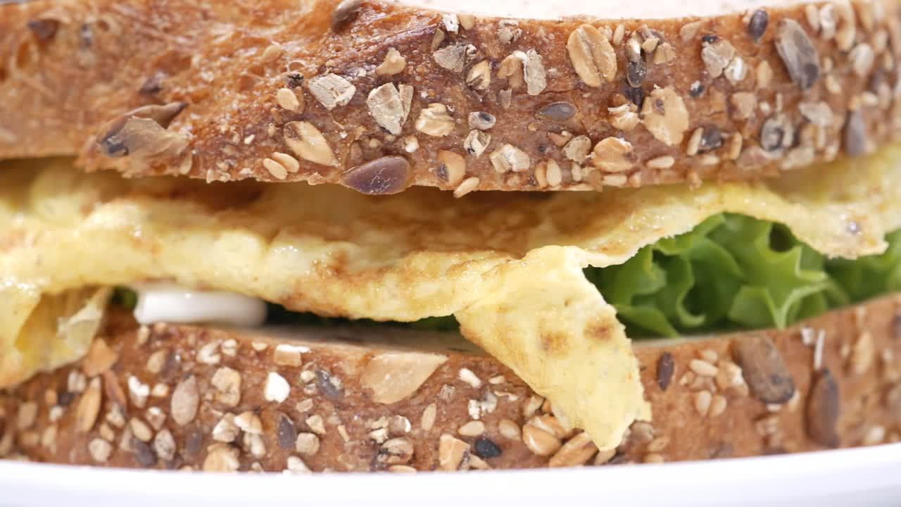 접시에 계란 샌드위치와 칩을 닫습니다