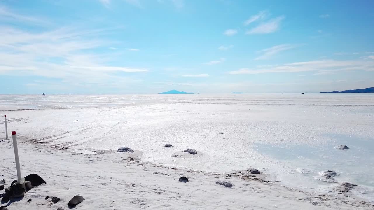 볼리비아의 살라르 데 우유니(salar de uyuni)에 있는 하얀 사막과 푸른 배경의 그림 같은 풍경