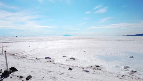 pintoresco paisaje de desierto blanco y fondo azul en salar de uyuni, bolivia