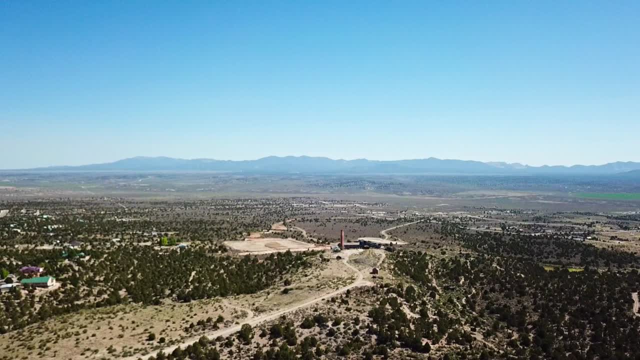 Città nel deserto e vecchia miniera di minerale d'argento abbandonata, vista aerea con drone in estate in Nevada.