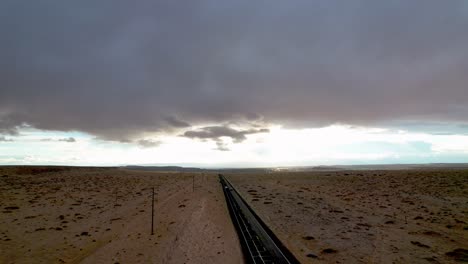 Antena-De-Nubes-De-Tormenta-Sobre-Phoenix-Arizona-Con-Coche-A-Lo-Largo-De-Una-Larga-Carretera