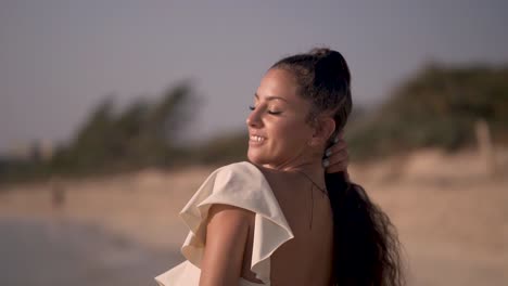 pretty girl girando el pelo en la playa en la isla tropical