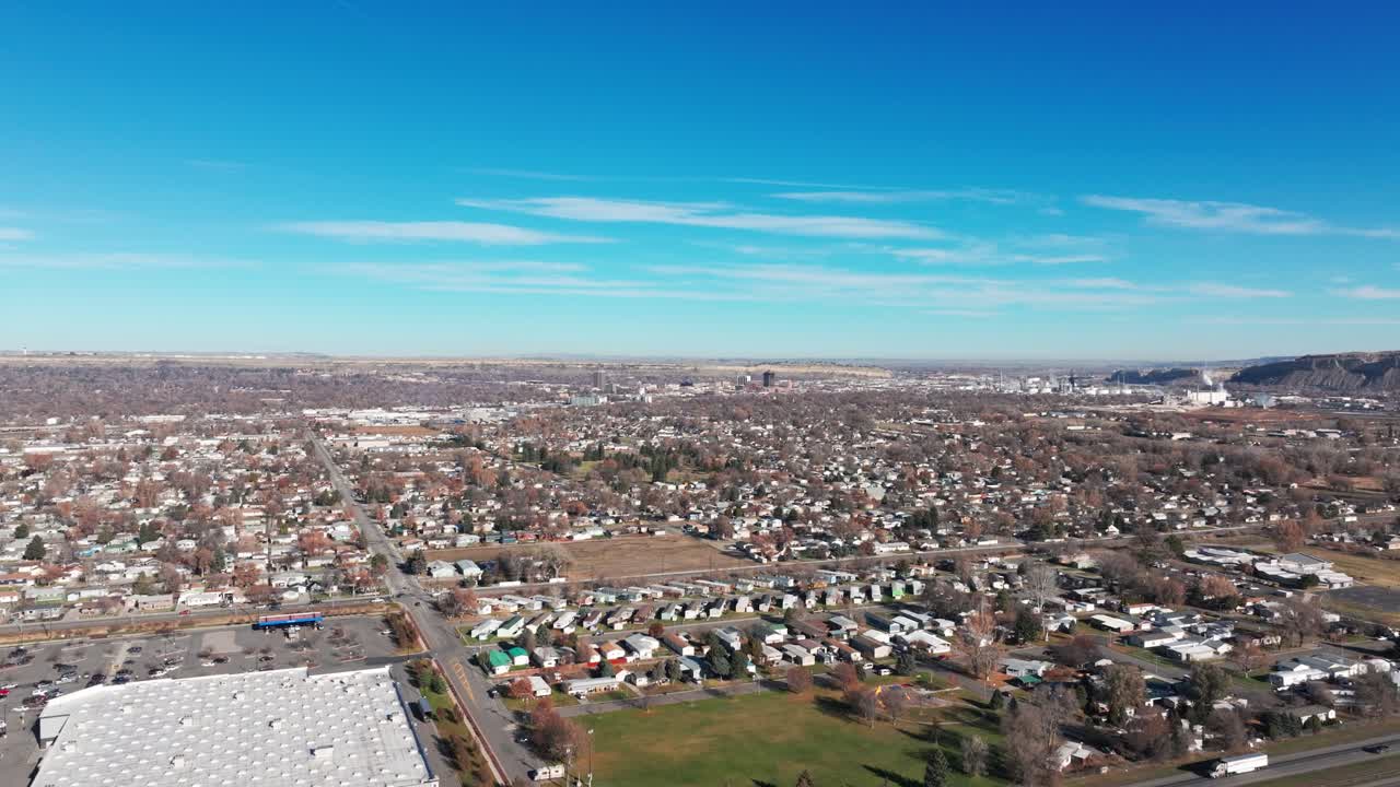 무인기 비행 은 빌링스 몬태나를 향해 밀고 있습니다.