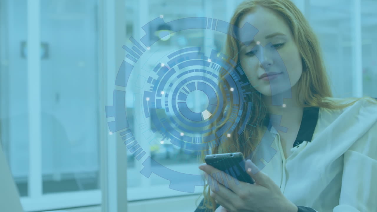 animación del procesamiento de datos sobre una mujer de negocios caucásica que usa un teléfono inteligente