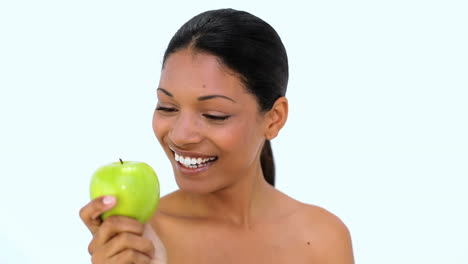 mujer feliz mostrando manzana verde en la cámara