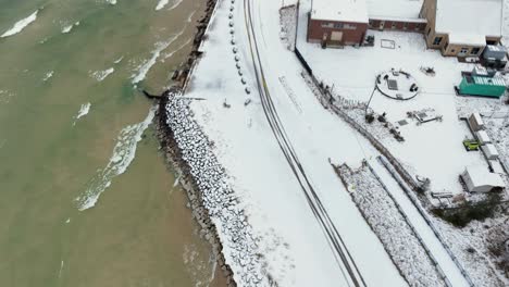 Neigen-Und-Verfolgen-Entlang-Der-Schneedecke-Am-Lake-Michigan