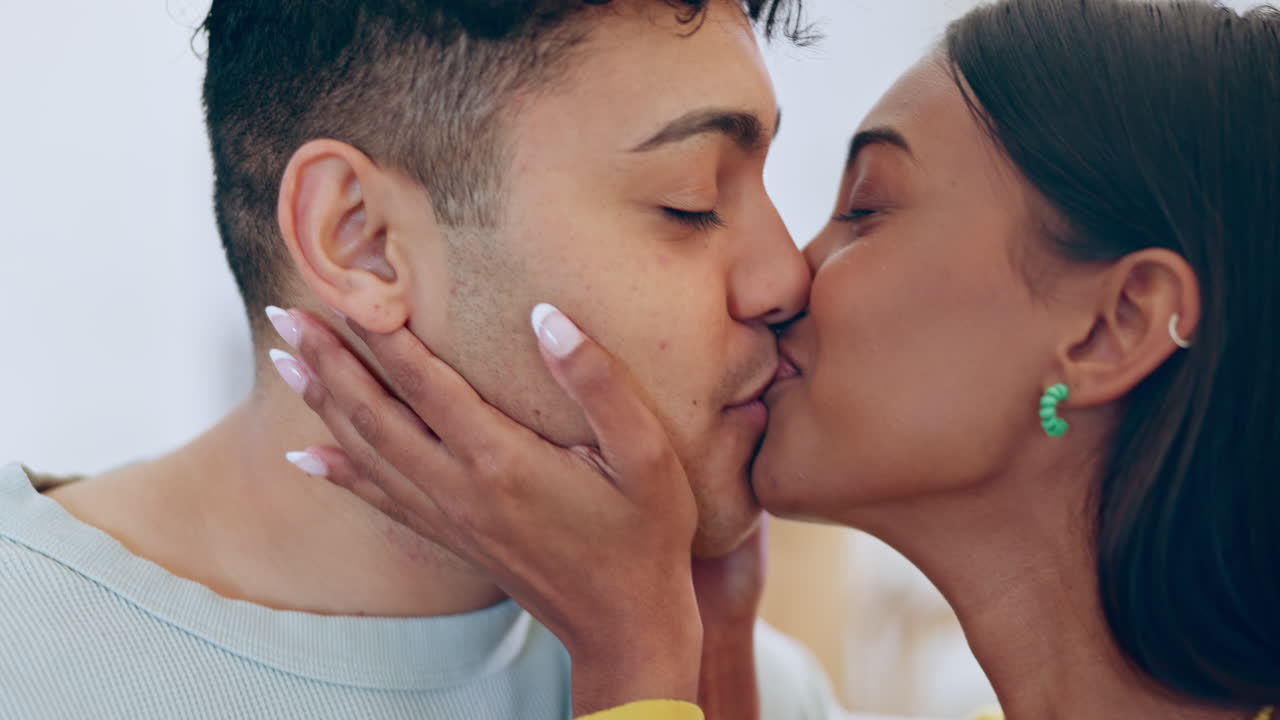 Volto, bacio e coppia felice innamorata a casa