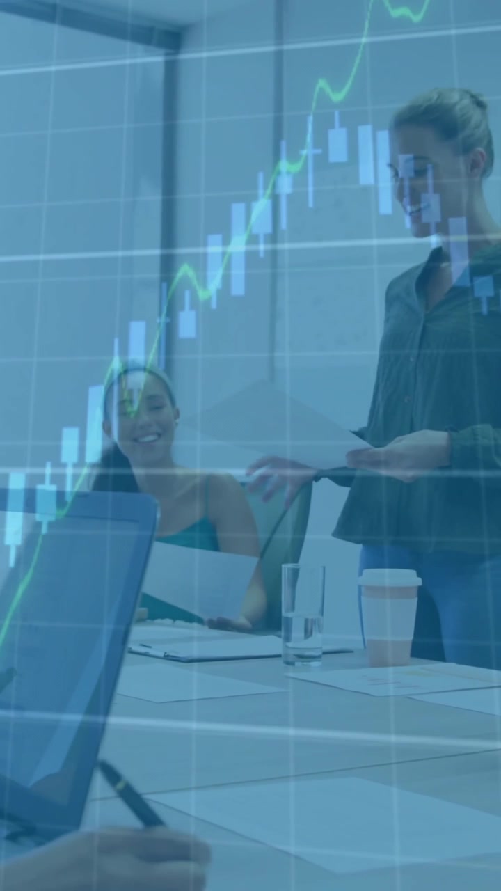 Animazione di grafici di dati finanziari sovrapposta a una riunione di lavoro in un ufficio moderno