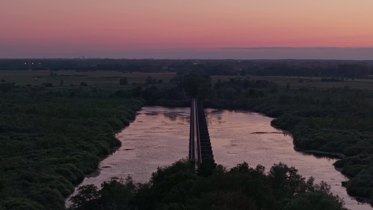Luftfoto af Moerputtenbrug med tog, solnedgang, vandring, der viser vidtstrakt historisk landskab i Holland.