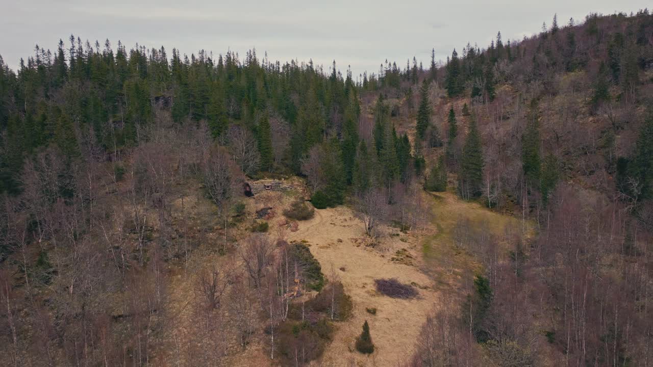 Pilvinen taivas vuoristopolkujen yllä lähellä Reinsjoen-järveä Norjassa. Ilmakuva dronella.