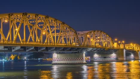 tomada de dolly del tráfico de la ciudad en el puente krung thep por la noche. el puente krung thep se encuentra en bangkok, tailandia.
