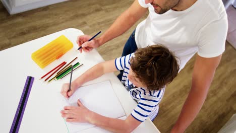 Padre-Ayudando-A-Hijo-Con-La-Tarea