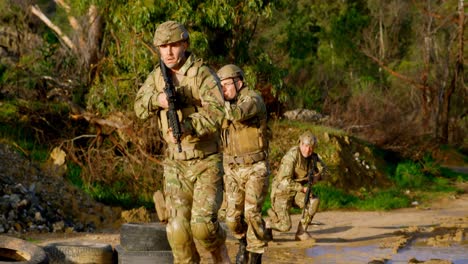 vista frontal de los soldados militares entrenando durante el entrenamiento militar 4k