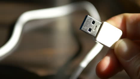 primer plano macro de un cable usb blanco estándar para usar con la carga de un teléfono inteligente o transferencia de datos