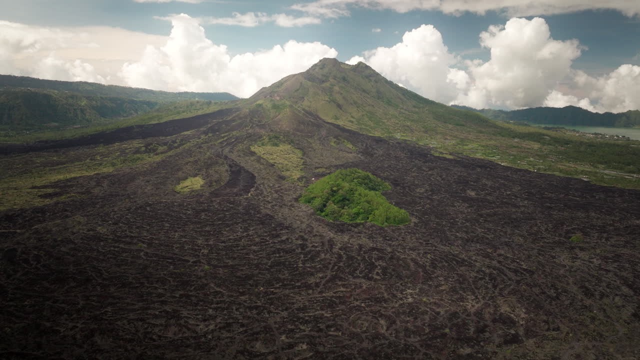 campos de lava del monte batur volcán activo en la isla de bali, indonesia