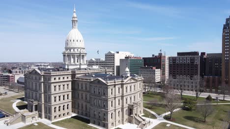 Iconic-Michigan-State-Capital-in-Lansing-city,-aerial-drone-view-on-sunny-day