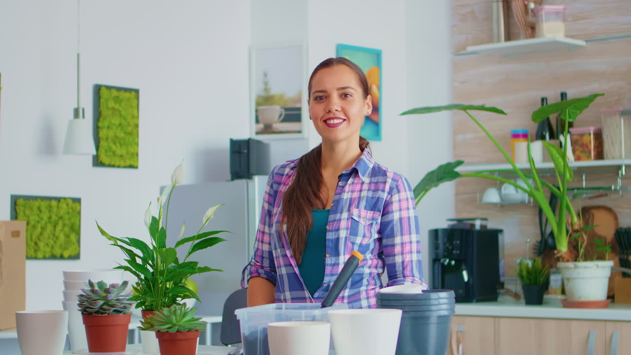madre e hija haciendo sonar vasos de vino